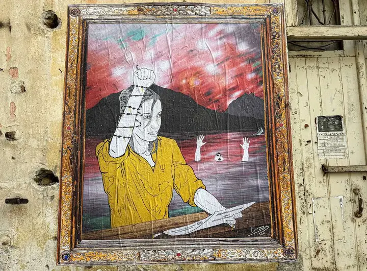 La colpa dell'innocente, opera murale con figura nel filo spinato