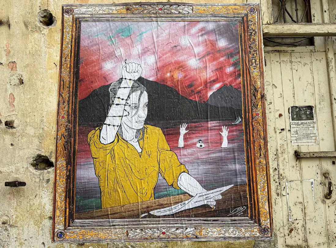 La colpa dell'innocente, opera murale con figura nel filo spinato