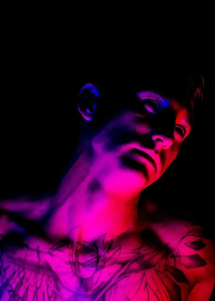 Ghosts, ritratto fotografico illuminato da luce colorata